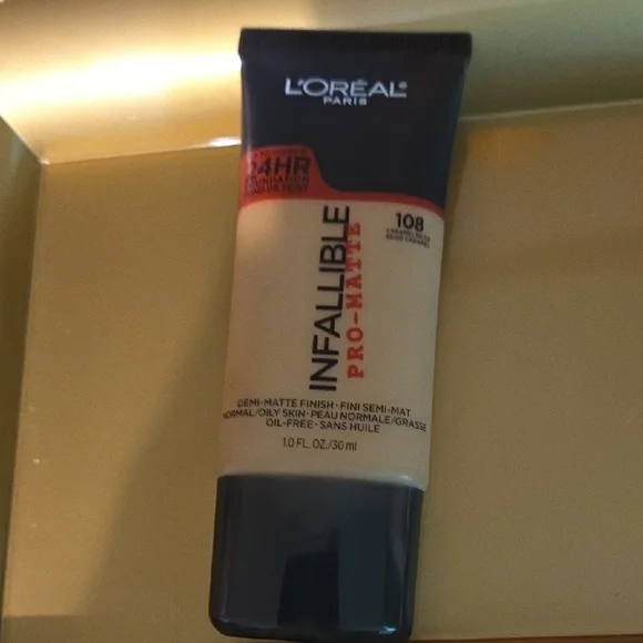 L'Oreal Infallible Pro-Matte Foundation - Cream and Black - Picture 1 of 1